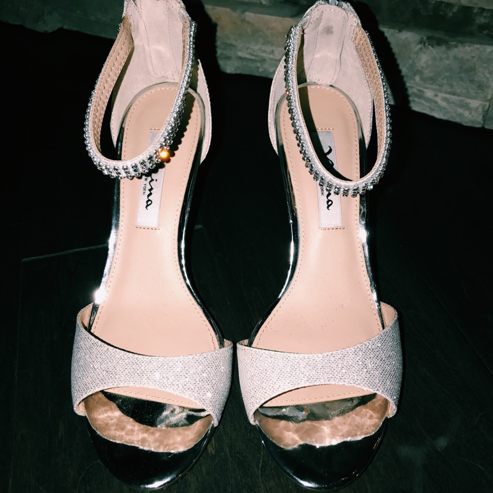 ✨SALE✨ Nina New York Sliver Simple Heels Size 7